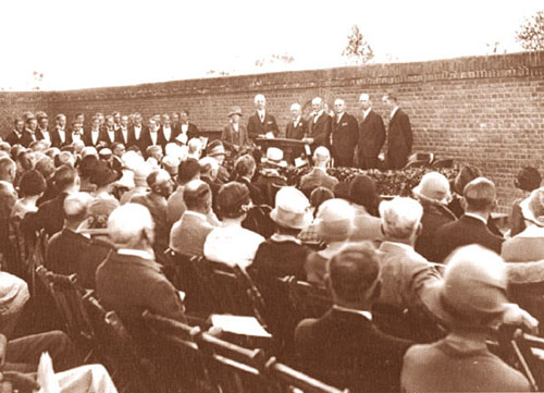 1927 Library dedication ceremonies, Estelle on podium with President Cummings with faculty and staff.